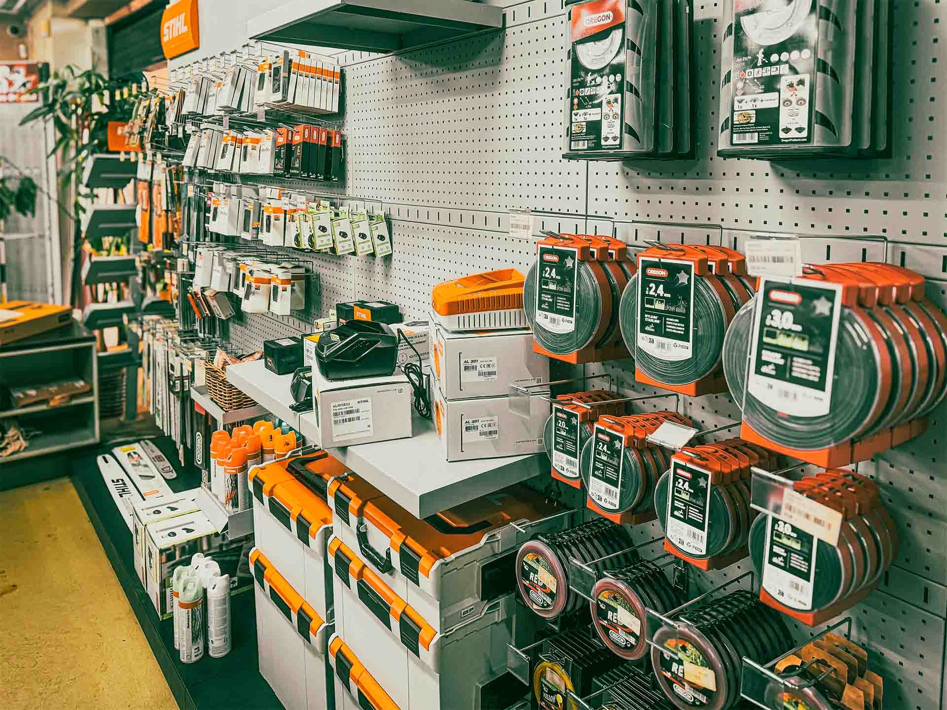 Indgangsparti og interiør fra butikken i Holte