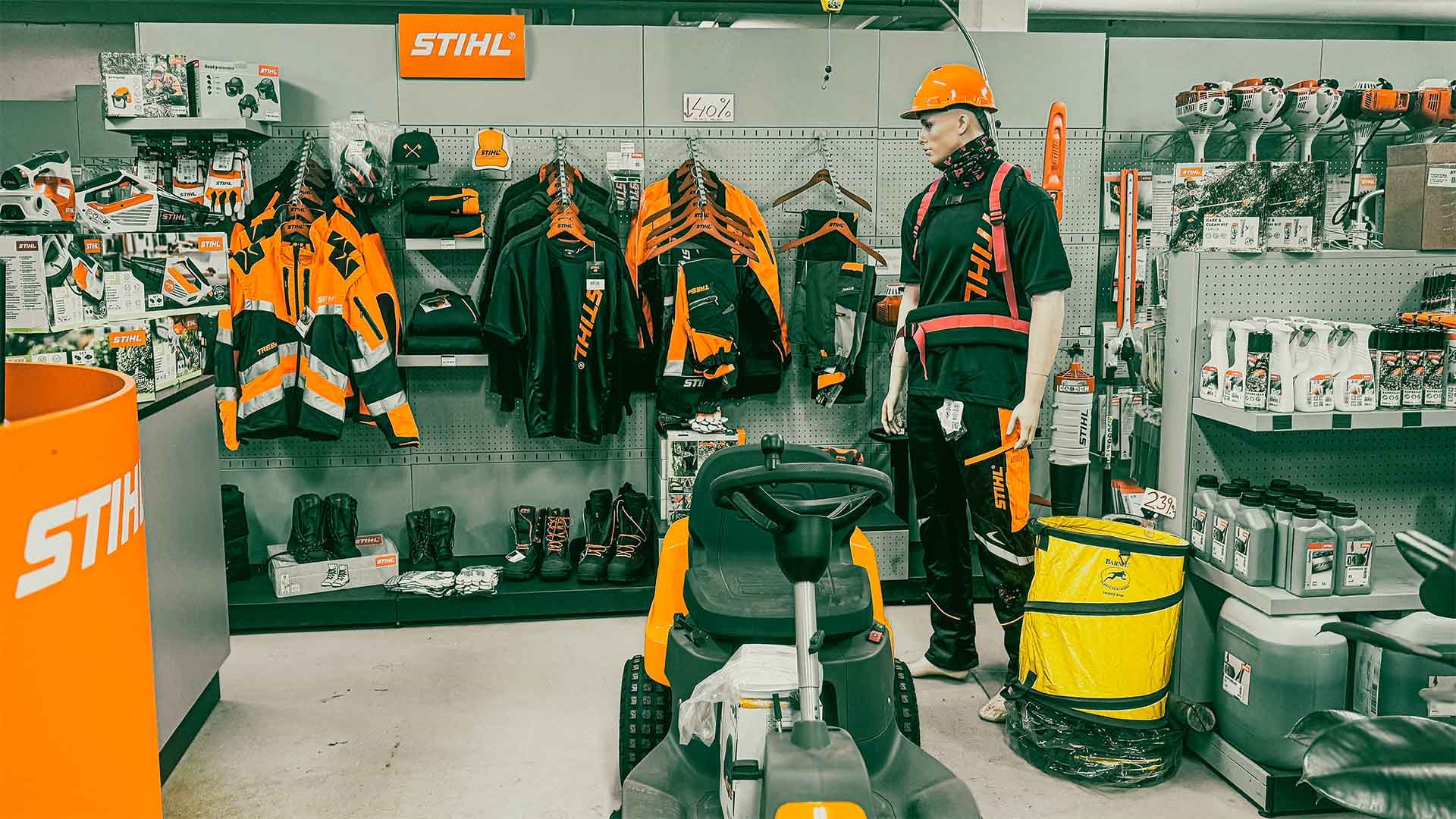 Butik med udstilling af havemaskiner hos Rudersdal Have og Park